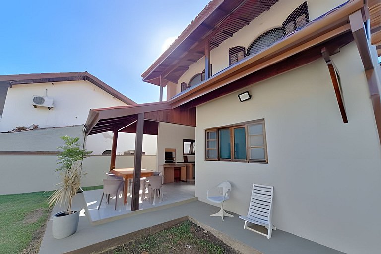 Casa c/ varanda e churrasqueira em cond. fechado