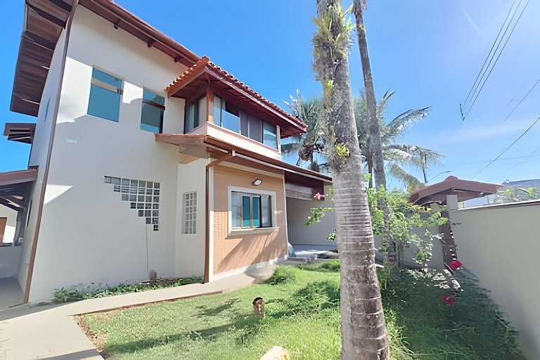 Casa c/ varanda e churrasqueira em cond. fechado