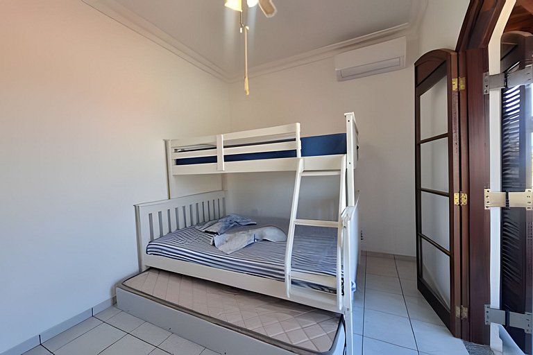 Casa c/ varanda e churrasqueira em cond. fechado