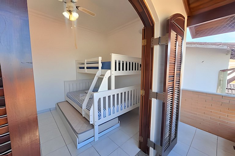 Casa c/ varanda e churrasqueira em cond. fechado