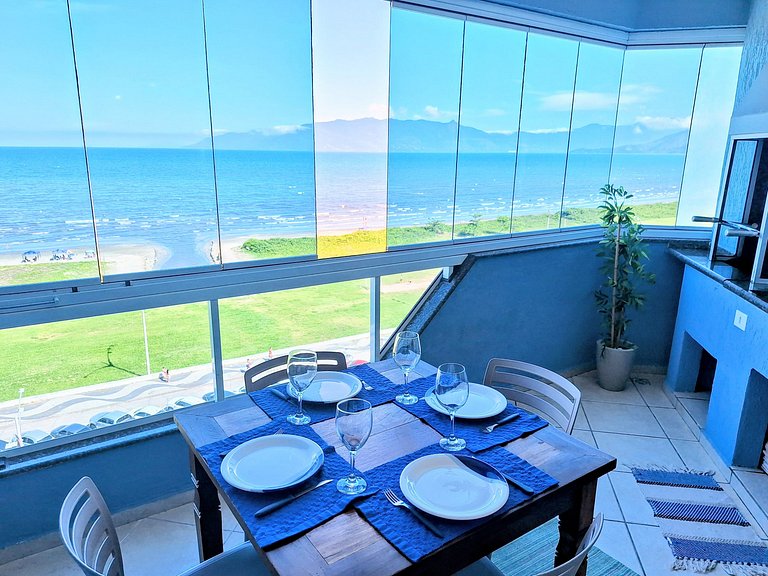 Apto c/ varanda e churrasqueira frente mar