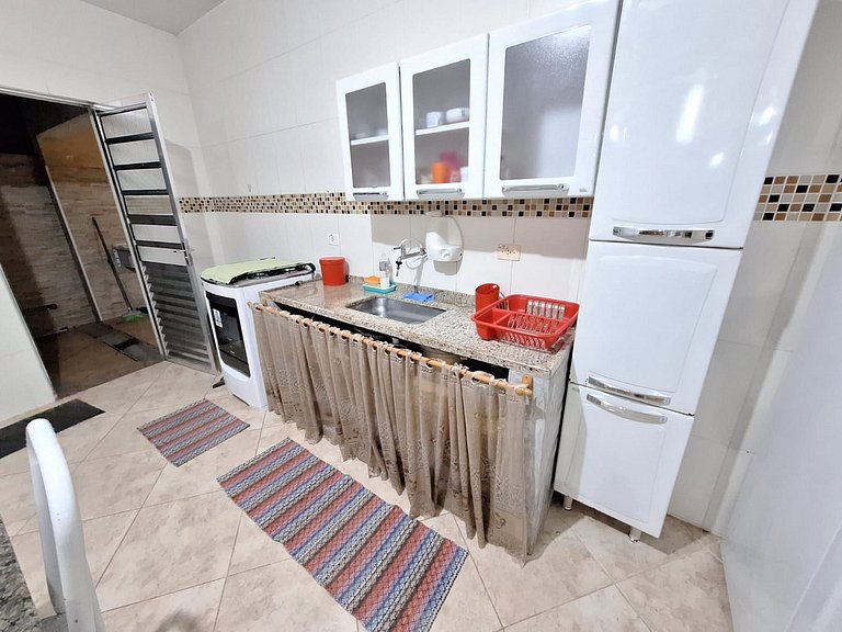 Casa c/ varanda para piscina, a 500 m da praia