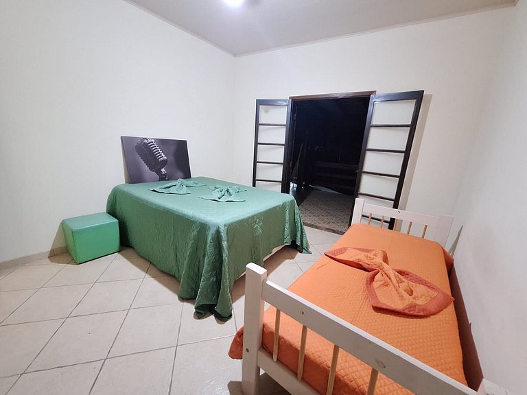 Casa c/ varanda para piscina, a 500 m da praia