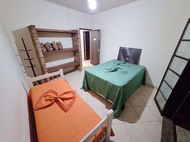 Casa c/ varanda para piscina, a 500 m da praia