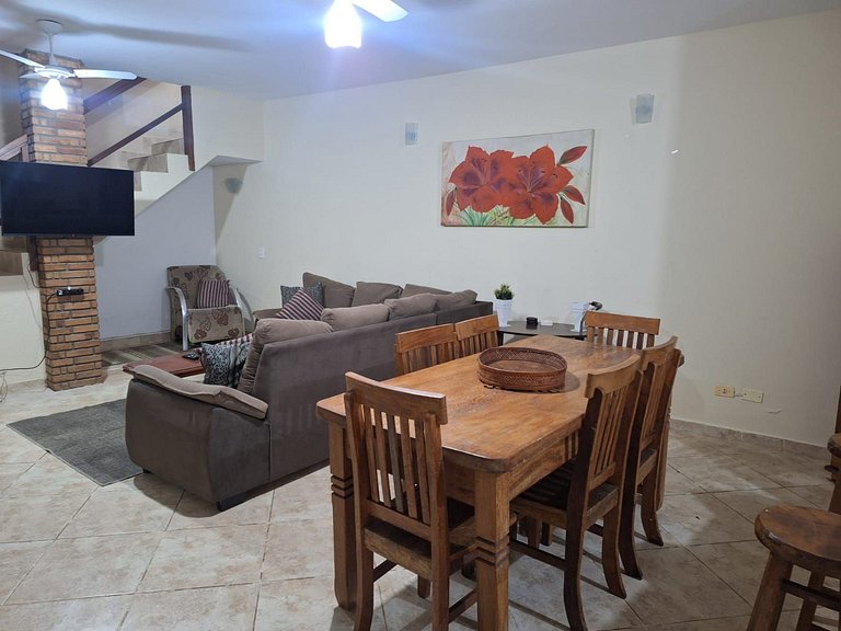 Casa c/ varanda para piscina, a 500 m da praia