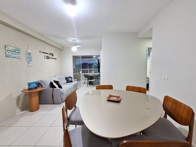 Apto com varanda a 50 metros do mar