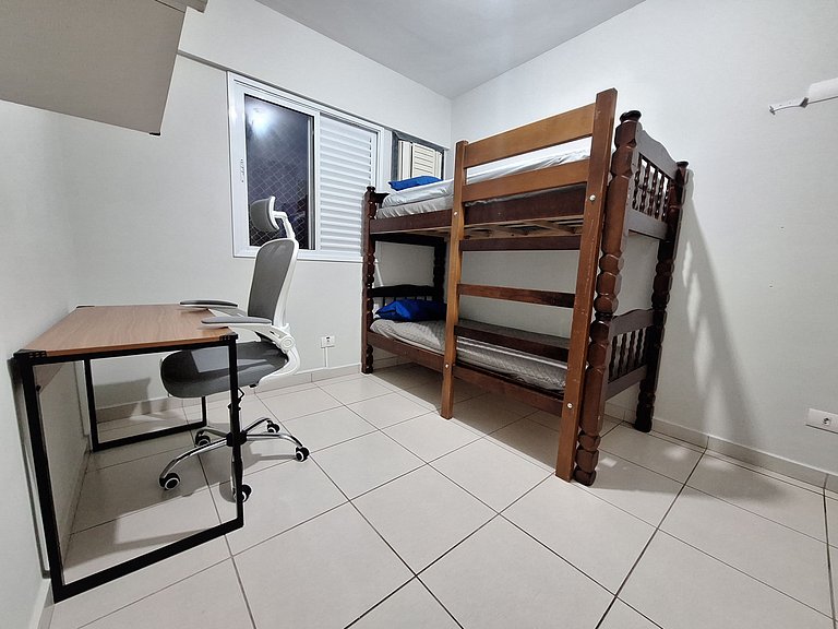 Apto com varanda a 50 metros do mar