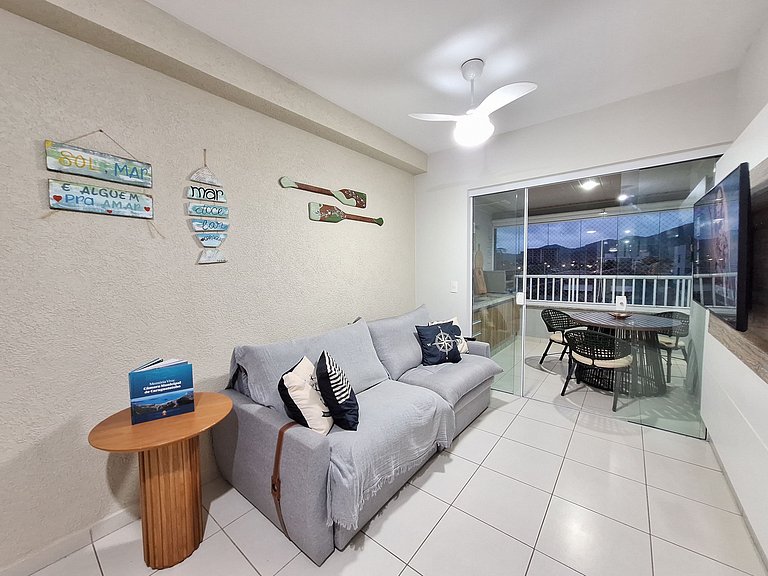 Apto com varanda a 50 metros do mar