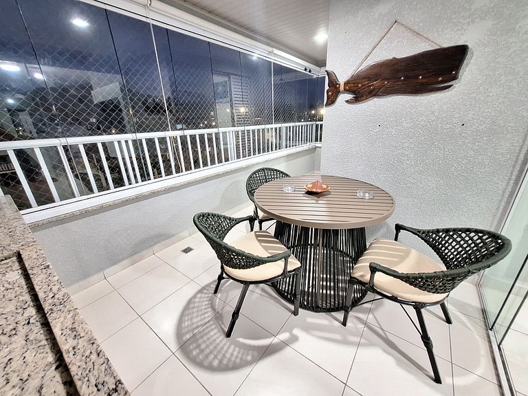 Apto com varanda a 50 metros do mar