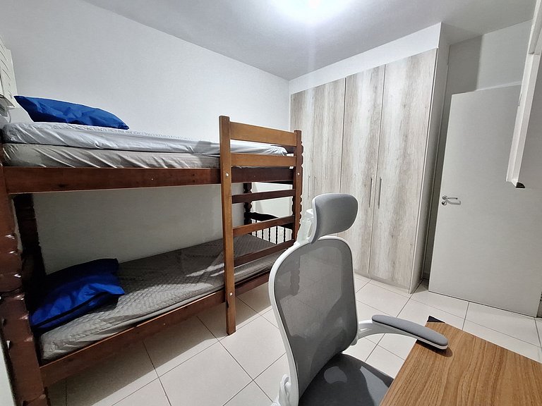 Apto com varanda a 50 metros do mar