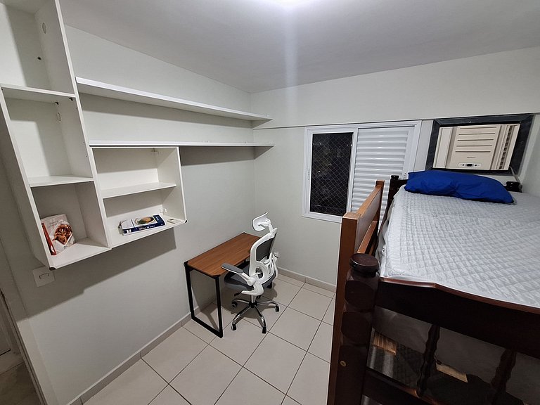 Apto com varanda a 50 metros do mar