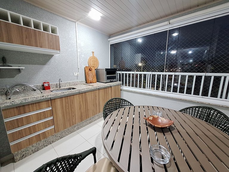 Apto com varanda a 50 metros do mar