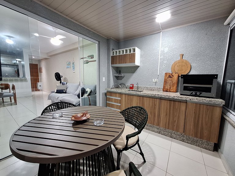 Apto com varanda a 50 metros do mar