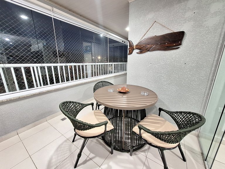 Apto com varanda a 50 metros do mar