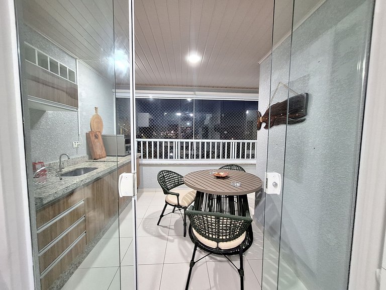 Apto com varanda a 50 metros do mar